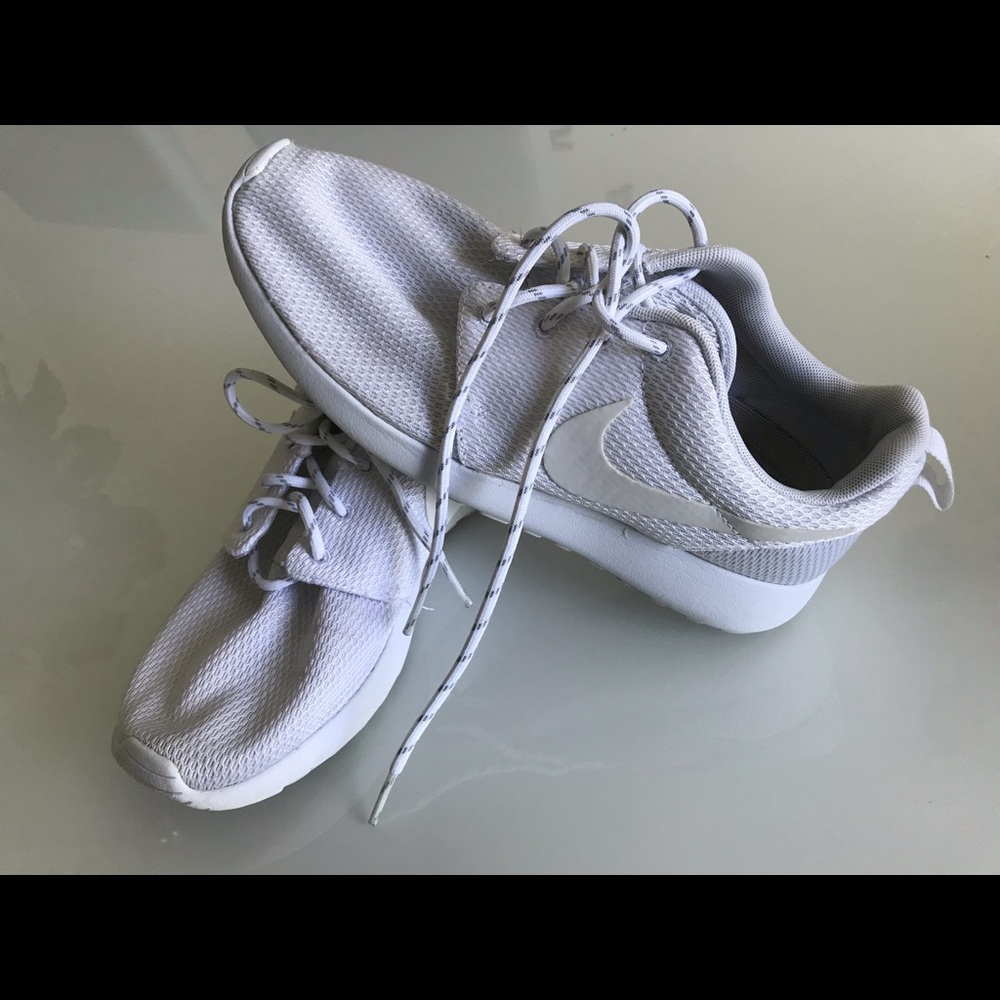 Nike Roshe All-White.